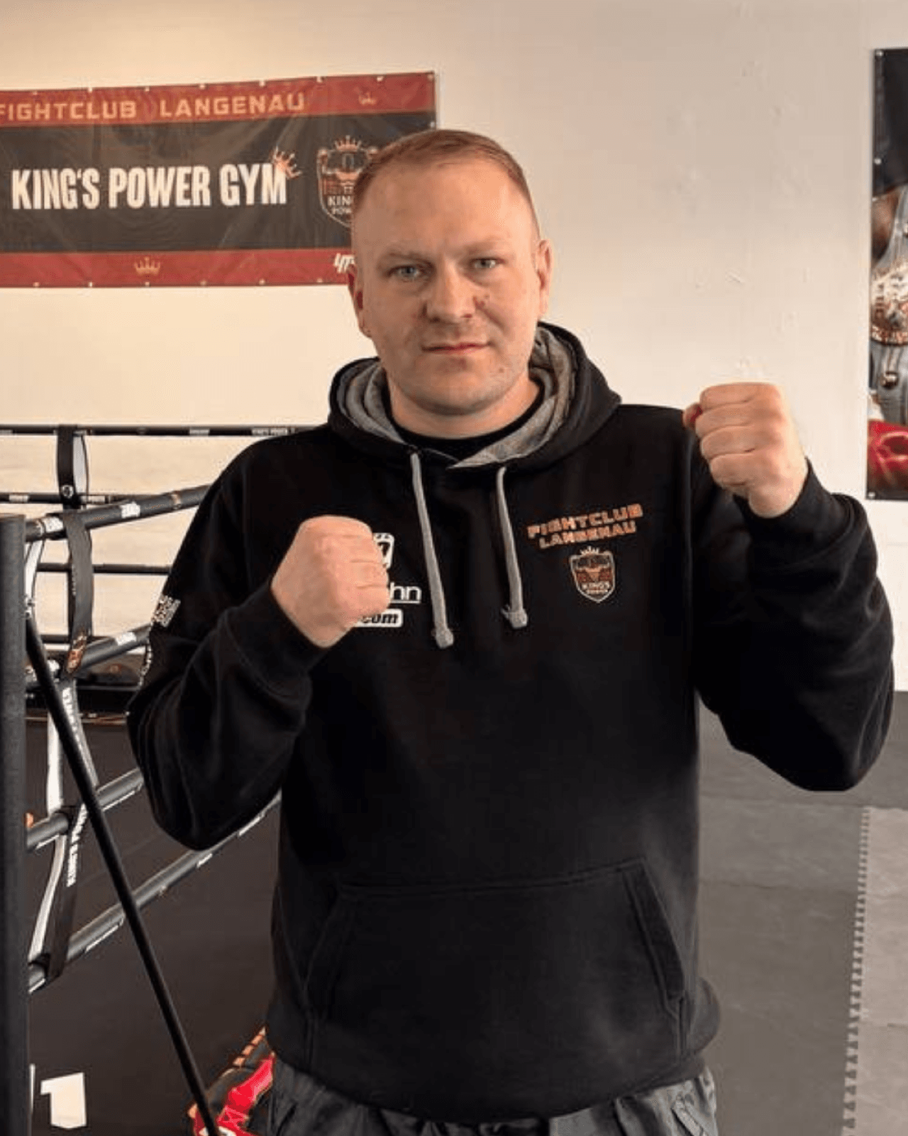Andreas König, Inhaber und Boxtrainer bei King's Power Langenau, vor dem Boxring